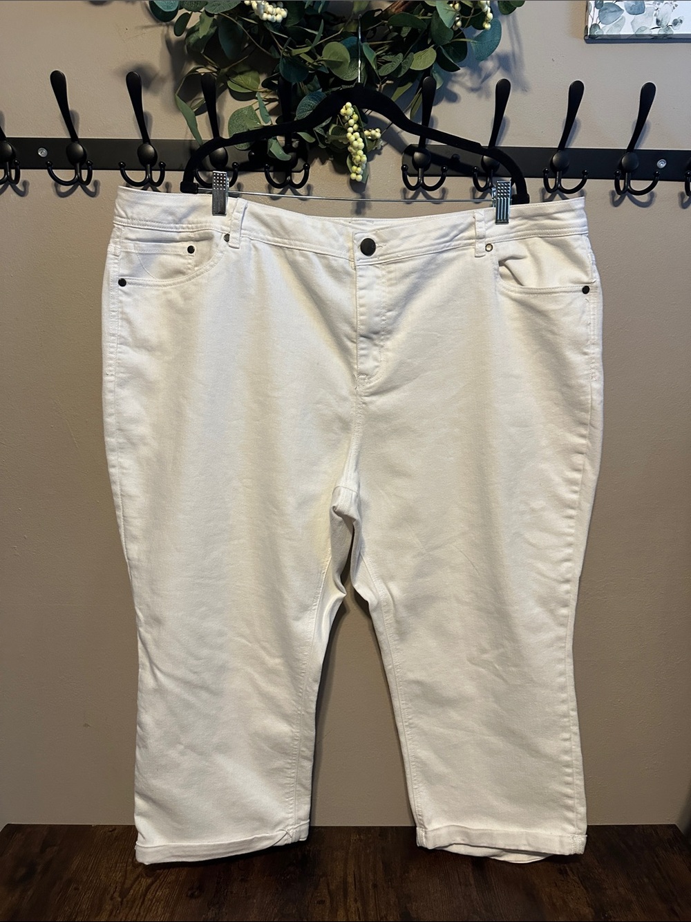 Avenue Denim Women's White Stretch Capri Pants - Mid-Rise Comfort